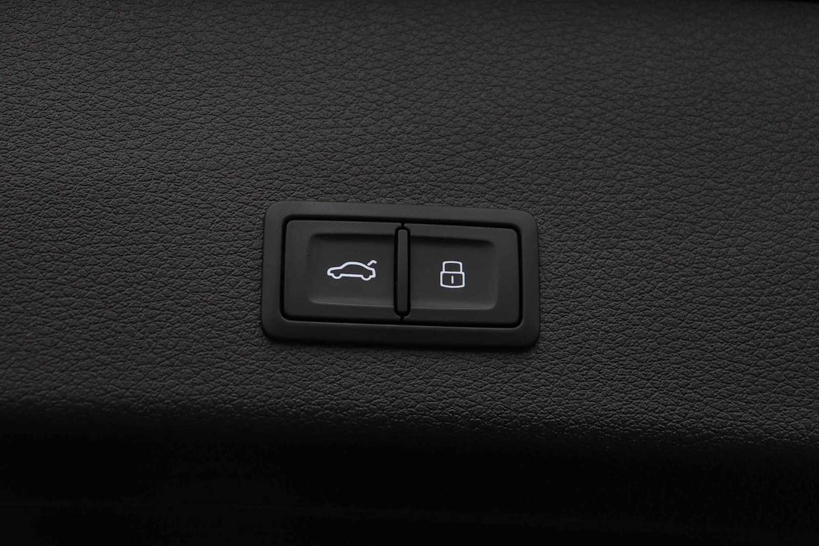 Used 2023 Audi e-tron Premium w/ Convenience Plus Package image 38