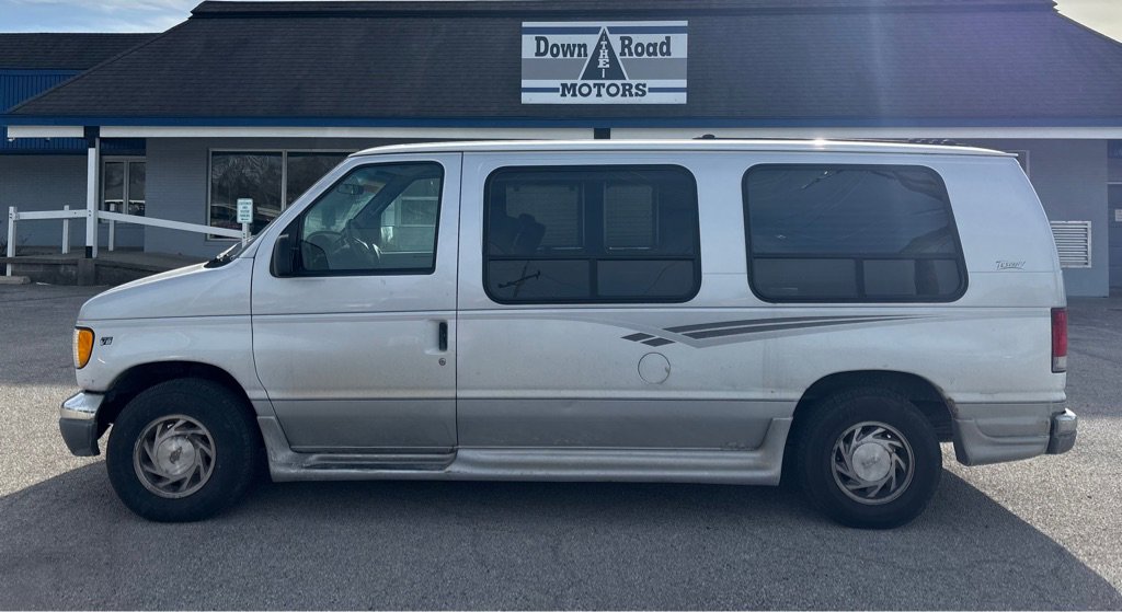 Used 2002 Ford E-150 and Econoline 150 image 2