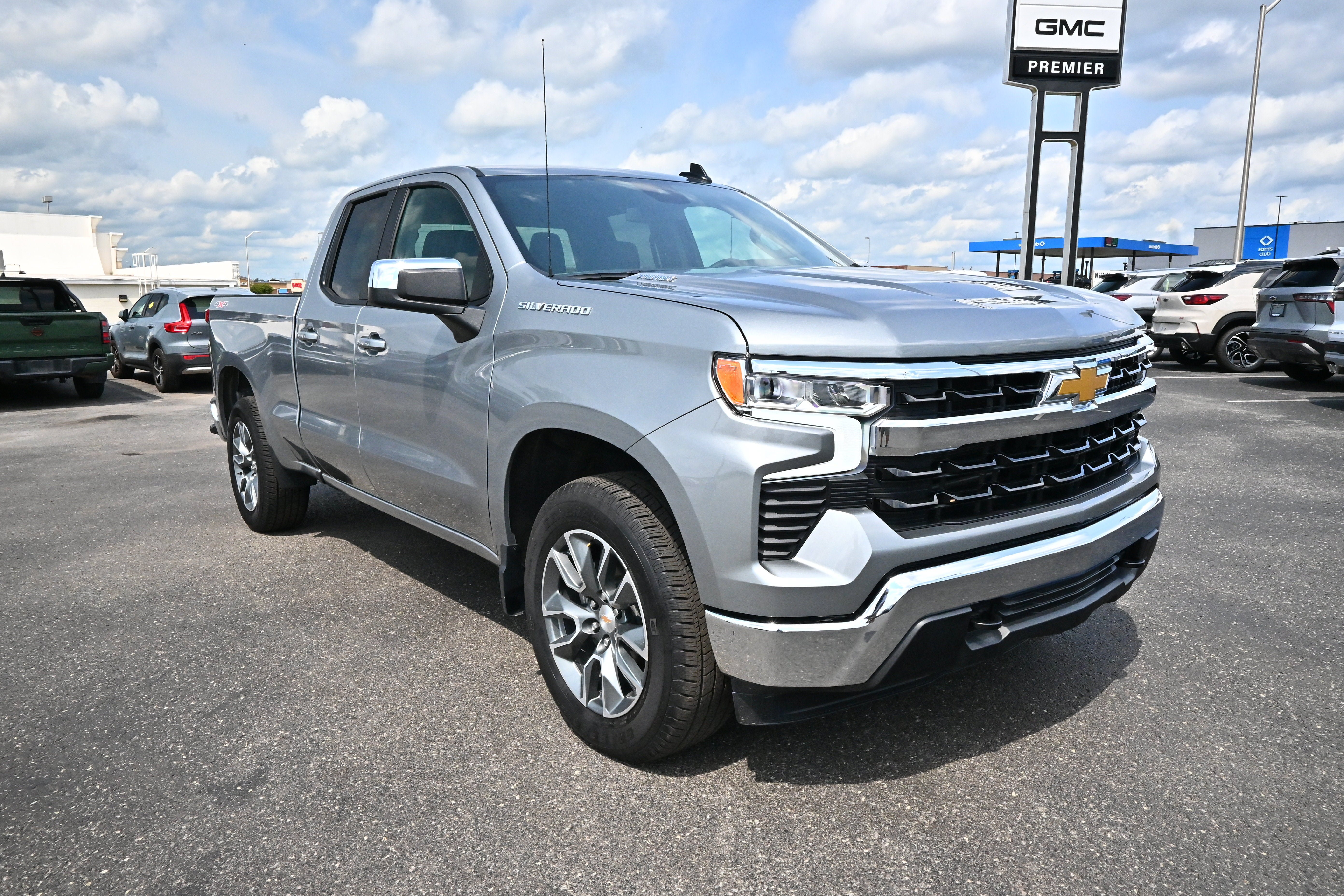 Used 2026 Chevrolet Silverado 1500 LT AWD/4WD image 2