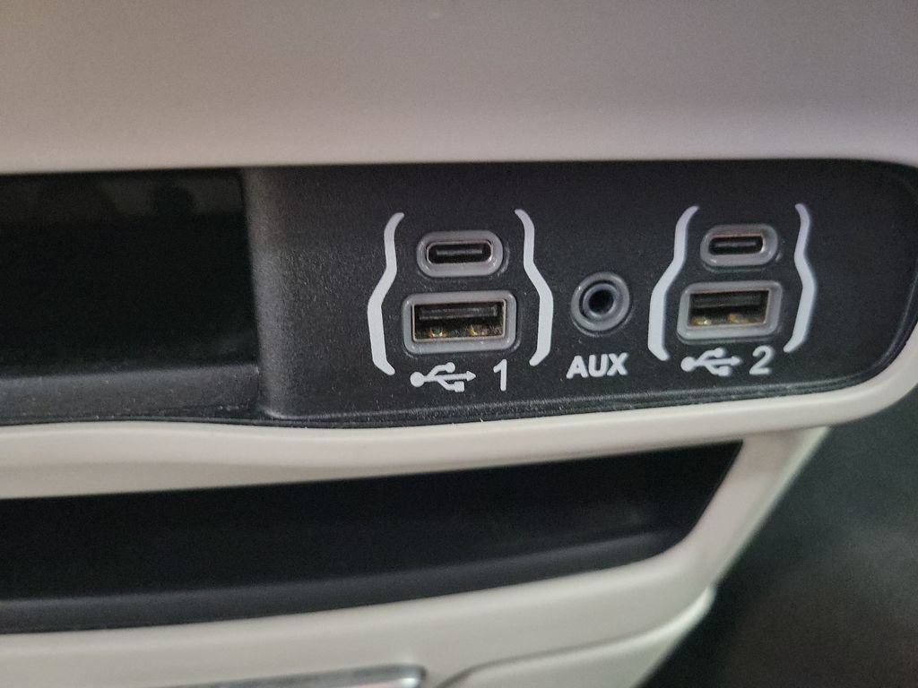 Used 2023 Chrysler Pacifica Touring-L FWD image 38