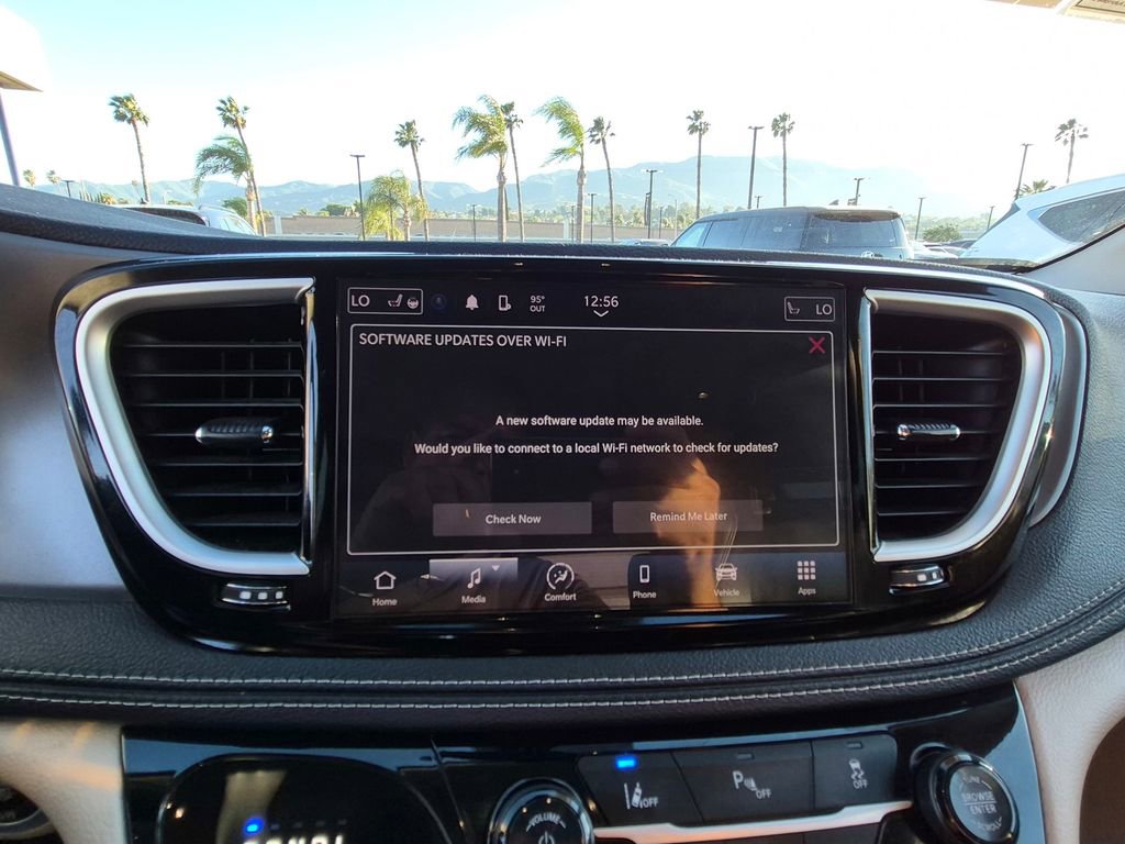 Used 2023 Chrysler Pacifica Touring-L image 14