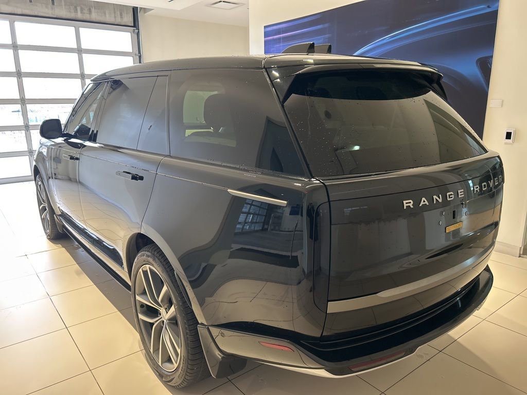 Used 2024 Land Rover Range Rover Long Wheelbase SE image 2