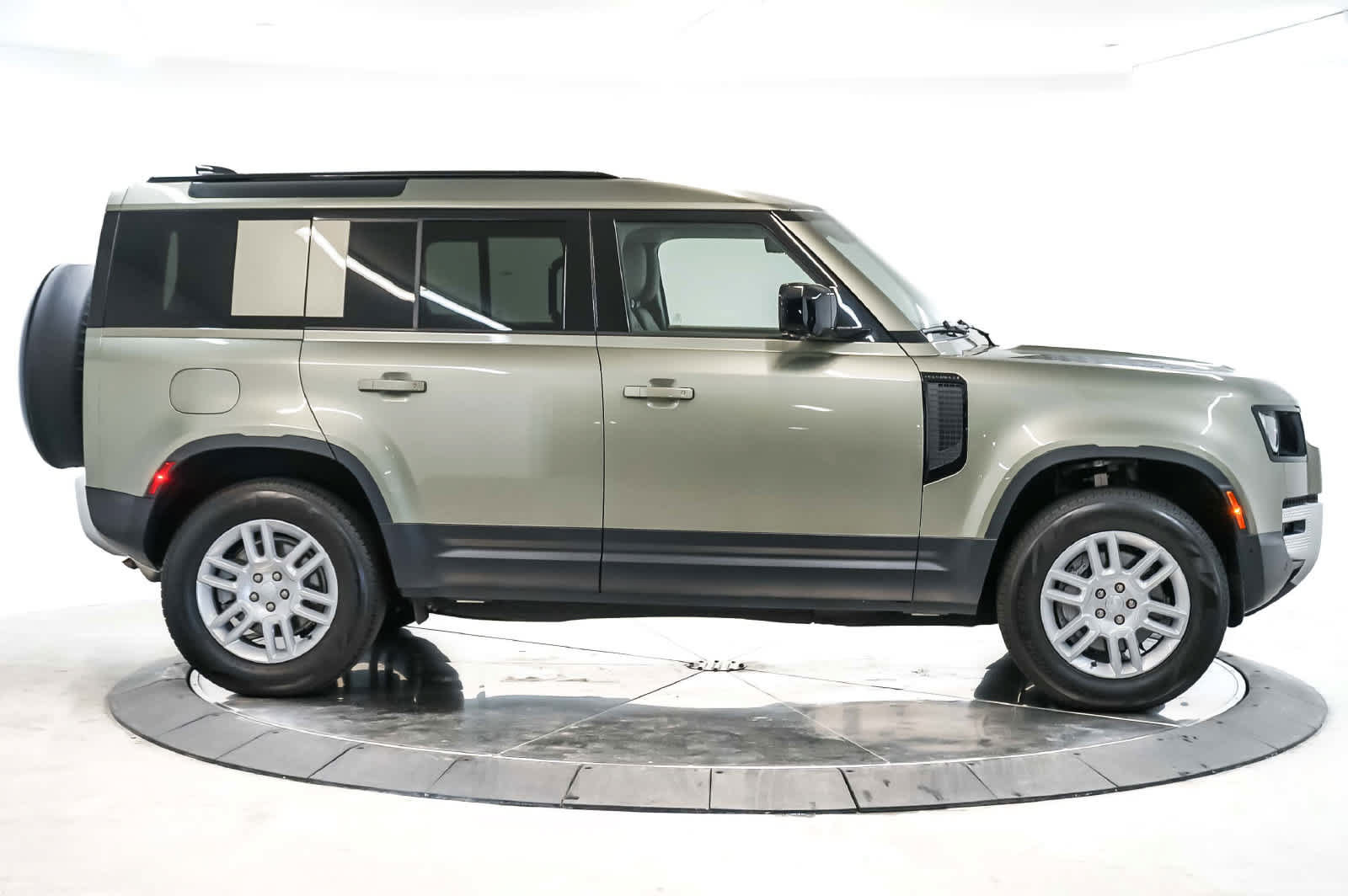 Used 2025 Land Rover Defender 110 S AWD/4WD image 8