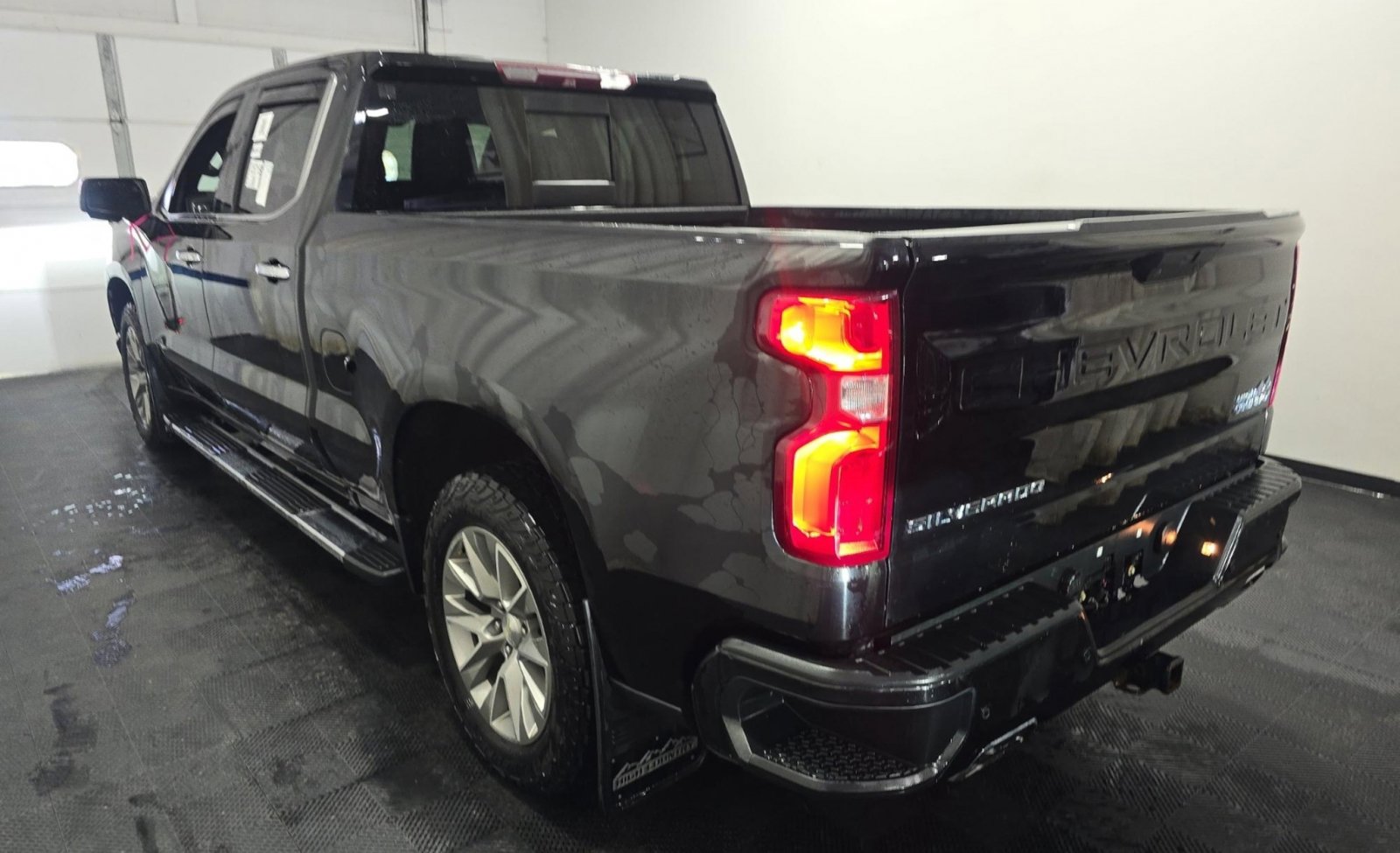 Used 2019 Chevrolet Silverado 1500 High Country w/ Technology Package AWD/4WD image 6