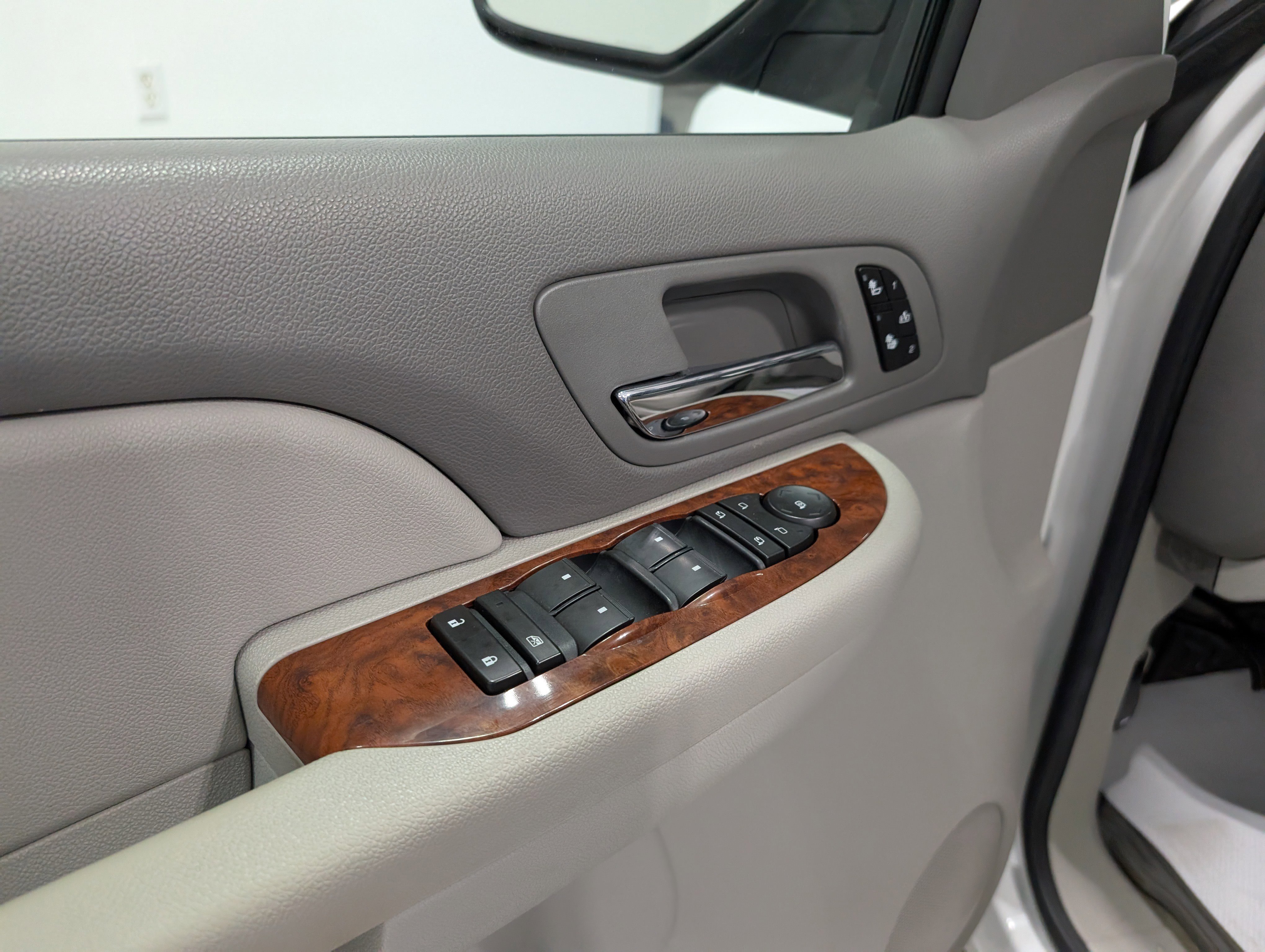 Used 2009 GMC Sierra 2500 SLT w/ SLT Convenience Package image 16