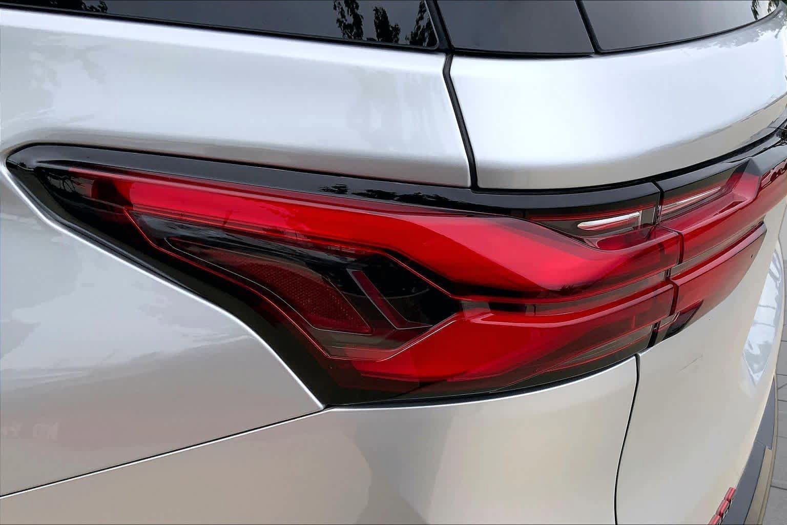Used 2022 Chevrolet Traverse Premier w/ Redline Edition AWD/4WD image 28