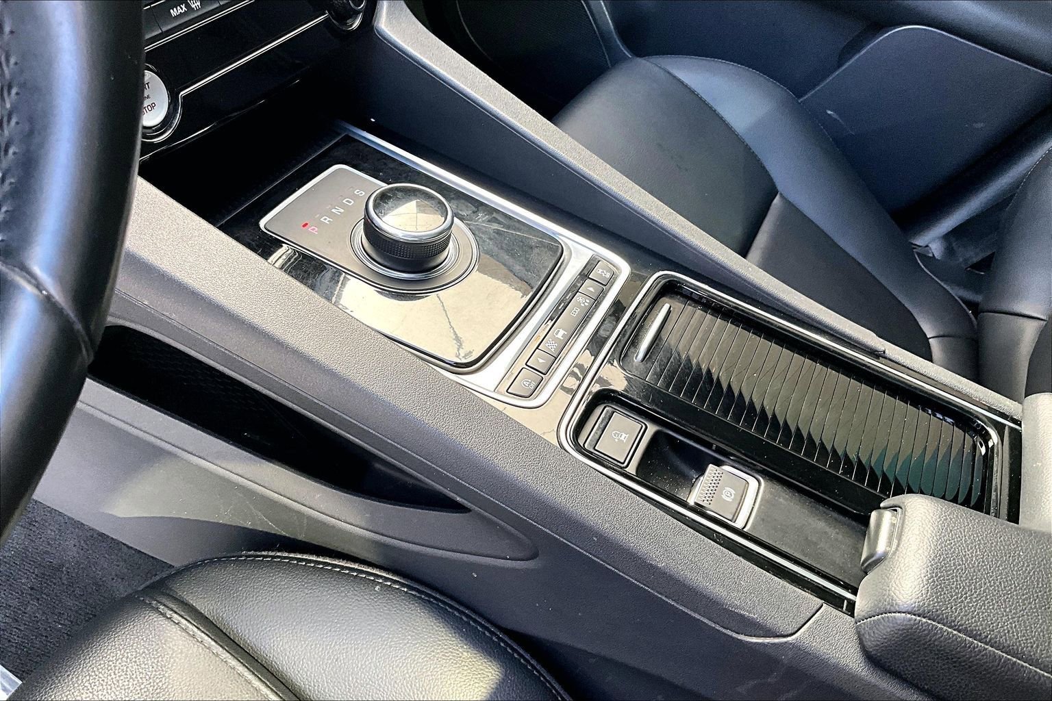 Used 2018 Jaguar F-PACE Premium image 17