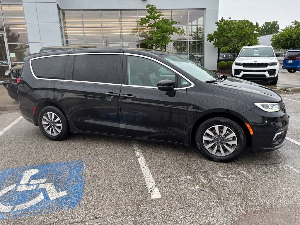 Used 2023 Chrysler Pacifica Touring-L FWD image 29