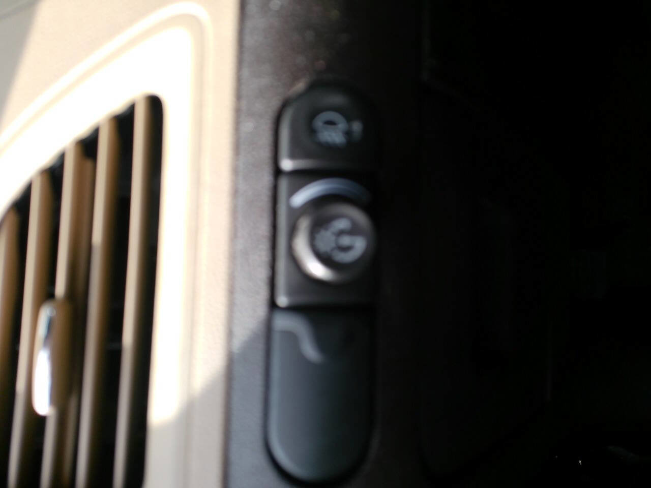 Used 2009 Chevrolet Malibu LTZ w/ Rear Power Package image 27