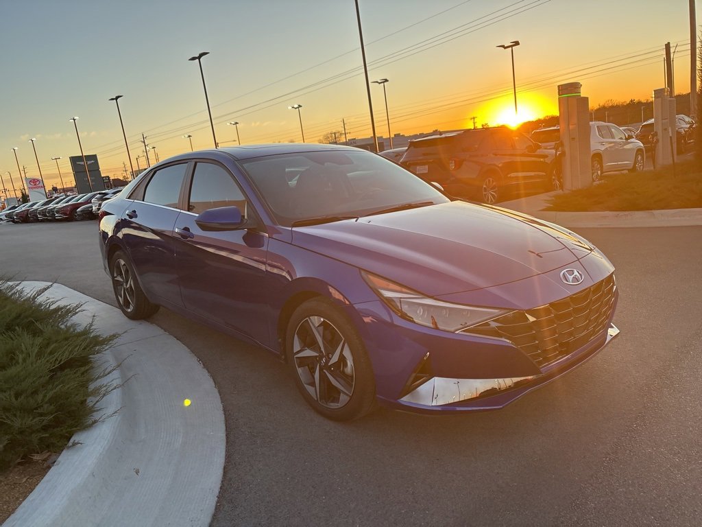 Certified 2023 Hyundai Elantra Limited w/ Preferred Accessory Package image 3