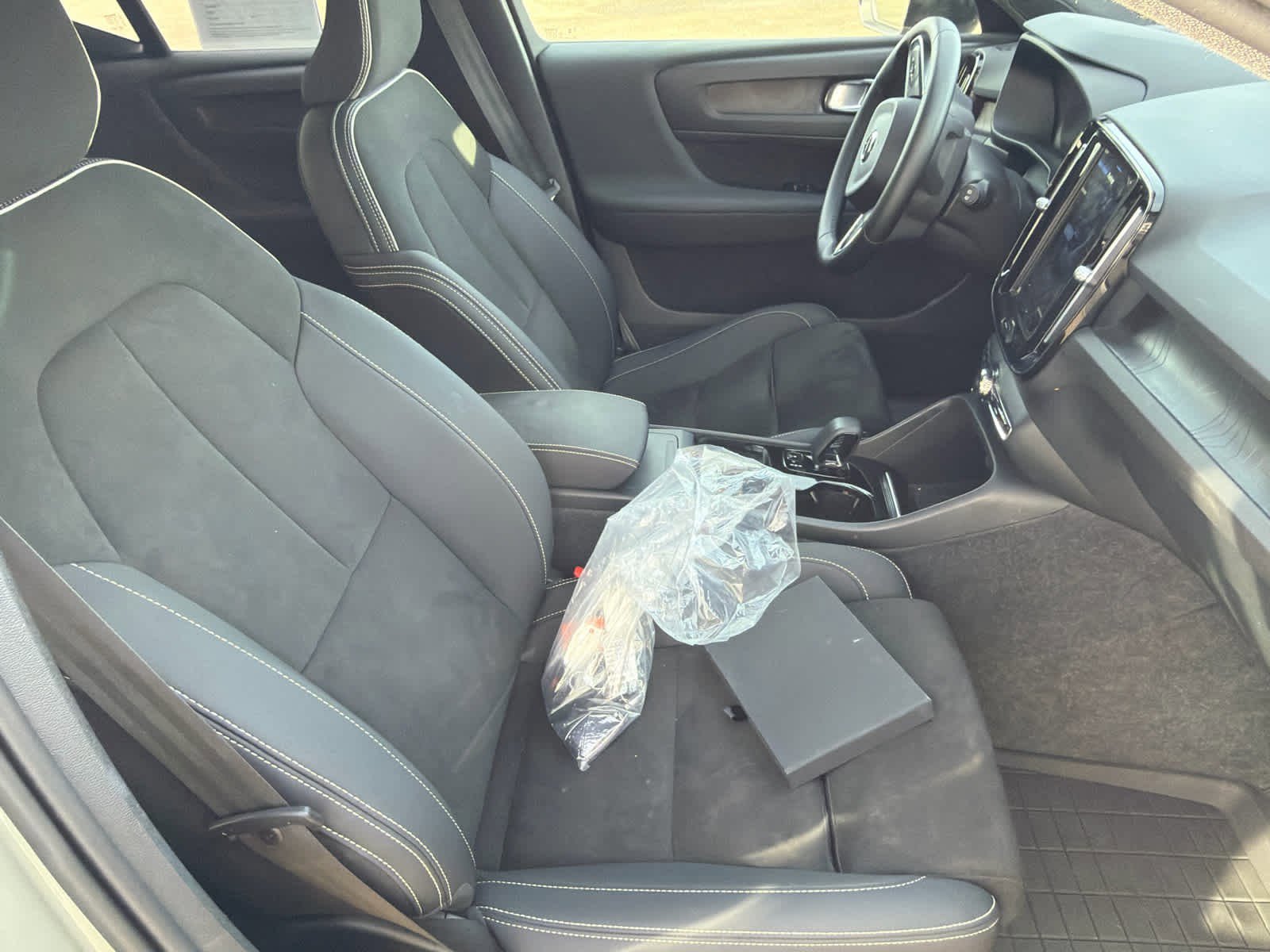 Used 2023 Volvo XC40 Recharge Plus w/ Protection Package Premier image 7