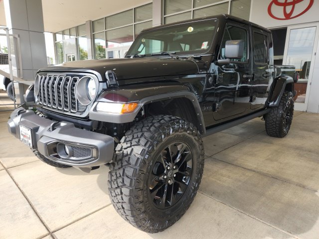 Used 2025 Jeep Gladiator Sport AWD/4WD image 5