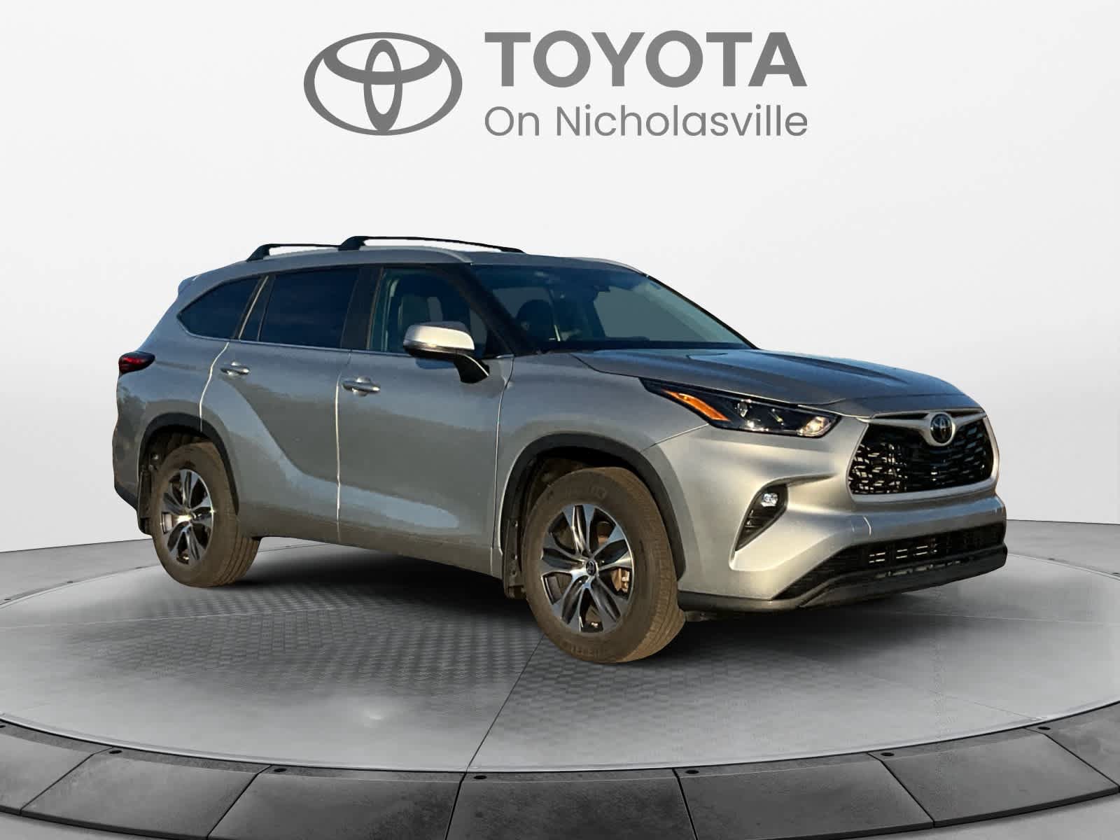 Used 2024 Toyota Highlander XLE AWD/4WD image 7