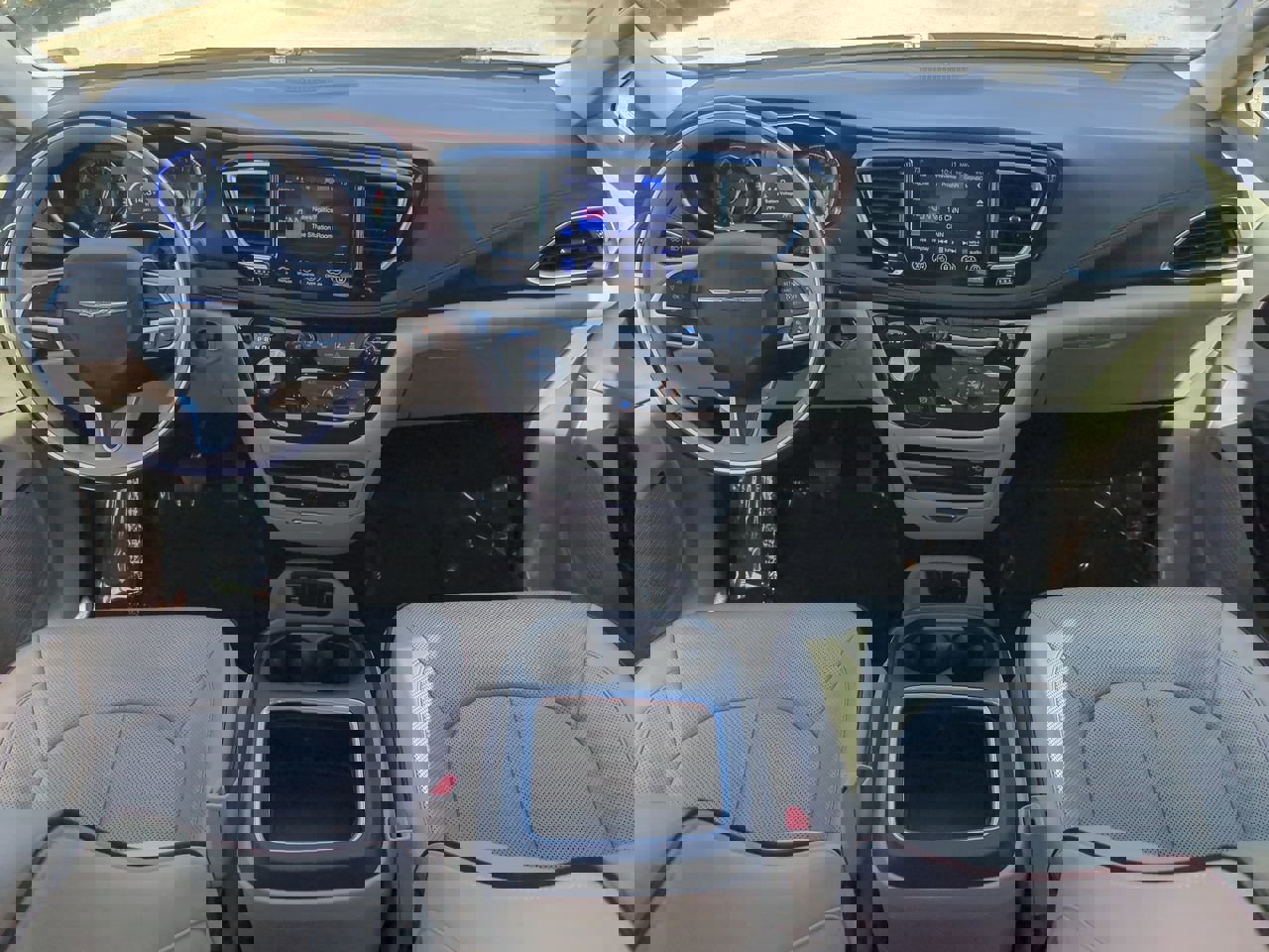 Used 2017 Chrysler Pacifica Limited image 12