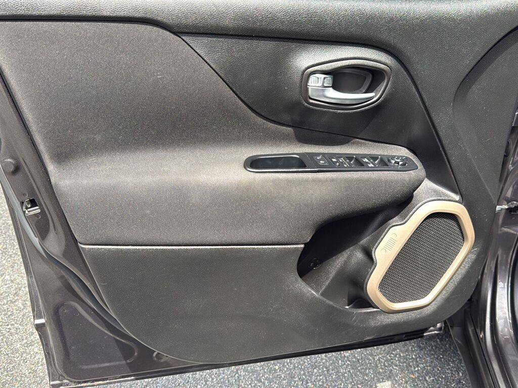 Used 2017 Jeep Renegade Latitude AWD/4WD image 46