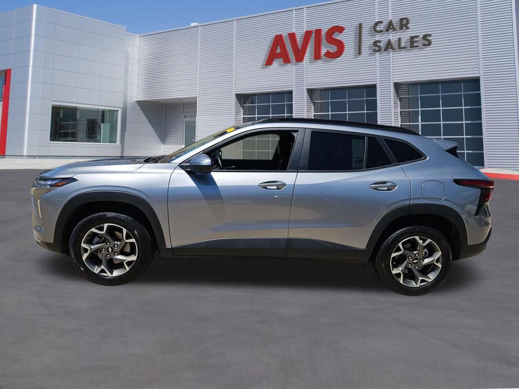 Used 2025 Chevrolet Trax LT w/ LT Convenience Package FWD image 2