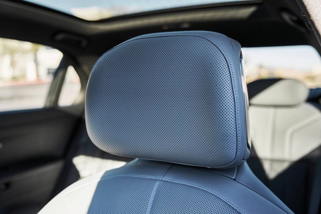 Used 2025 BMW 760i xDrive w/ Executive Package image 41