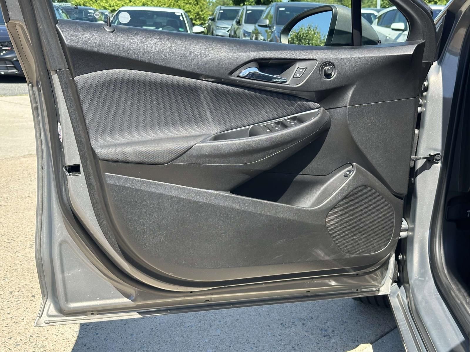 Used 2018 Chevrolet Cruze LT w/ Convenience Package FWD image 15