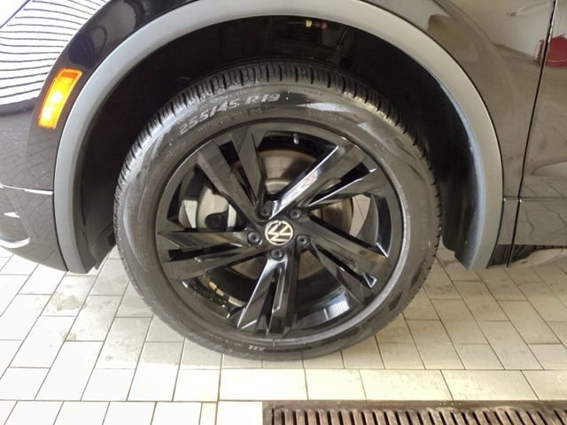 Certified 2024 Volkswagen Tiguan SE R-Line image 22