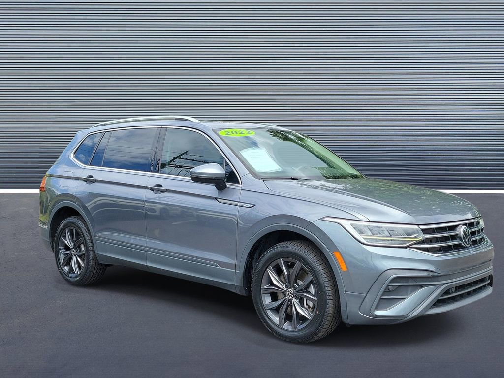 Used 2022 Volkswagen Tiguan SE w/ Panoramic Sunroof Package FWD image 2