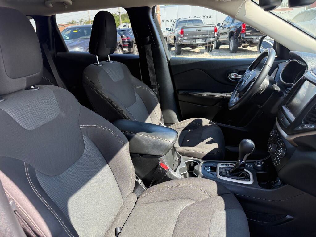 Used 2016 Jeep Cherokee Latitude w/ Comfort/Convenience Group AWD/4WD image 27