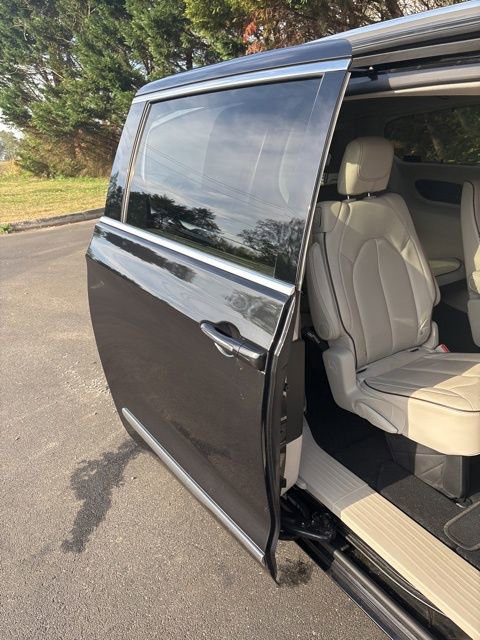 Used 2020 Chrysler Pacifica Limited w/ Advanced Safetytec Group image 25