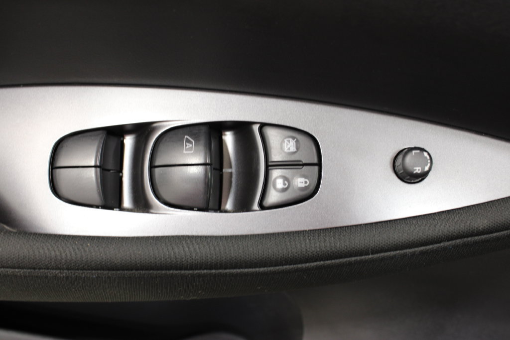 Used 2025 Nissan Leaf S FWD image 17