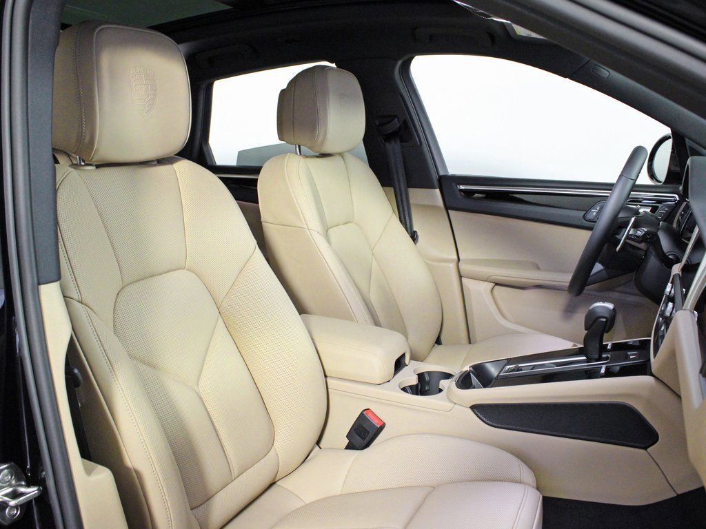 Certified 2025 Porsche Macan image 37