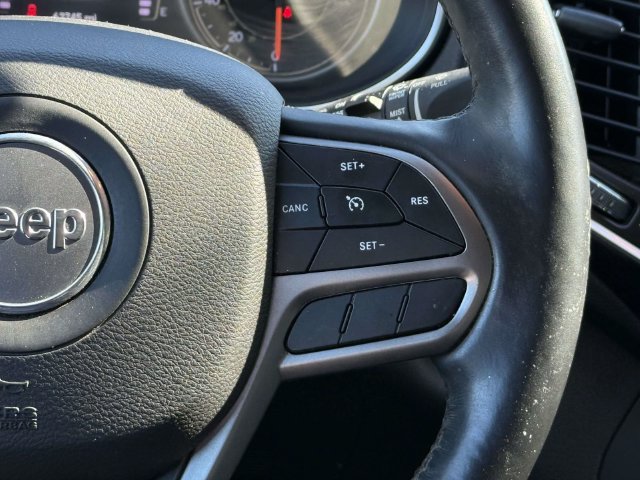 Used 2019 Jeep Cherokee Latitude Plus w/ Comfort/Convenience Group AWD/4WD image 16