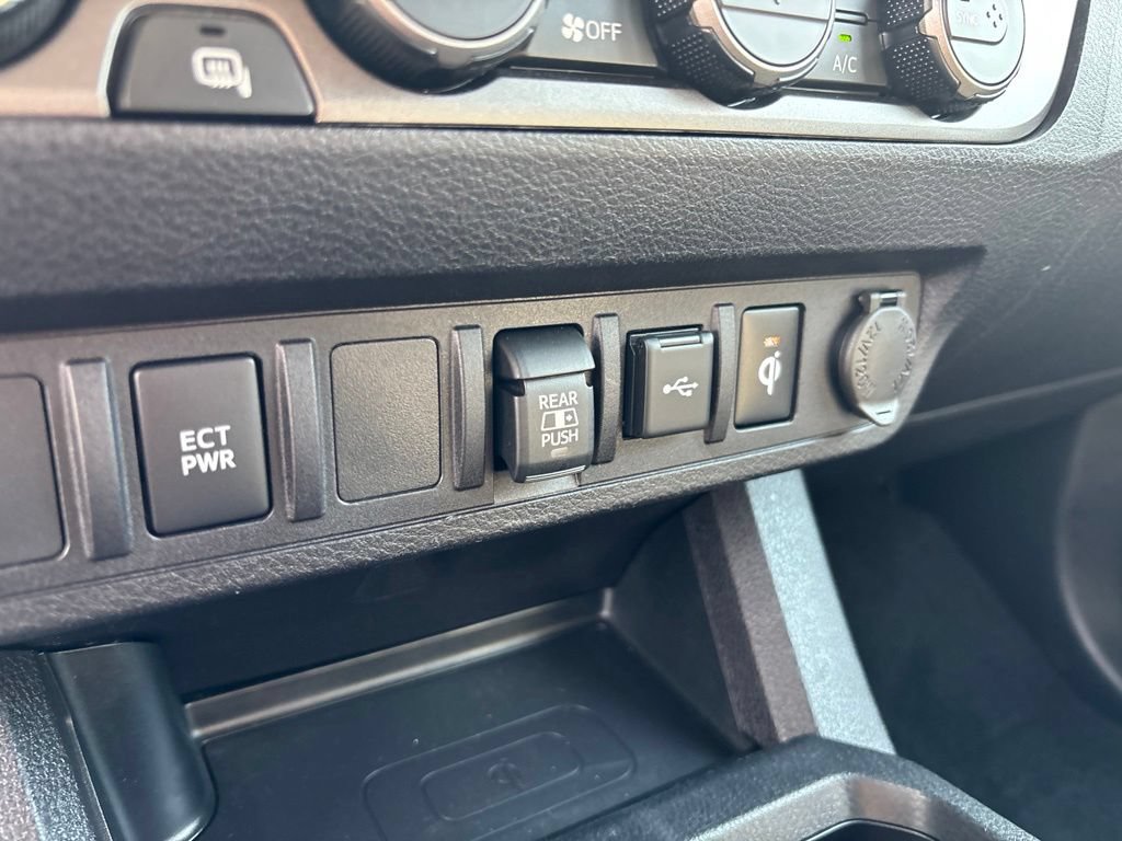 Used 2022 Toyota Tacoma TRD Off-Road AWD/4WD image 26