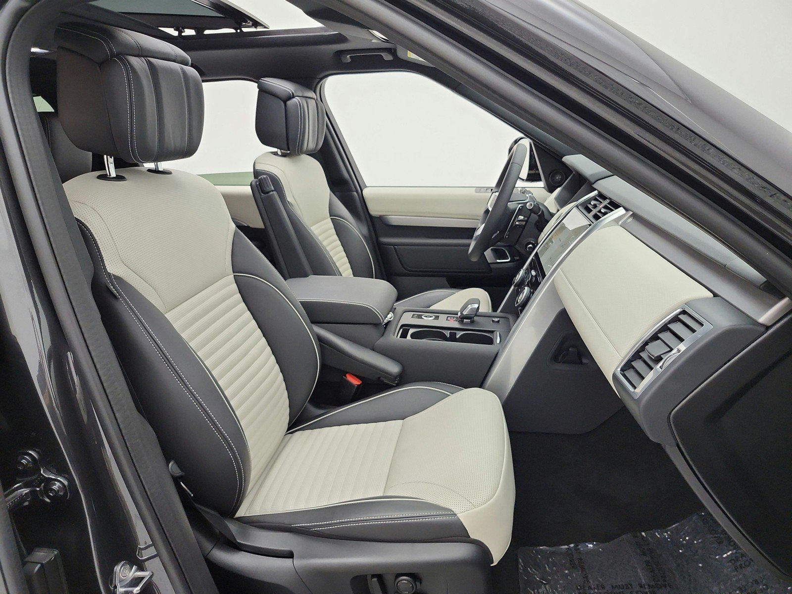 Used 2024 Land Rover Discovery Dynamic SE AWD/4WD image 19