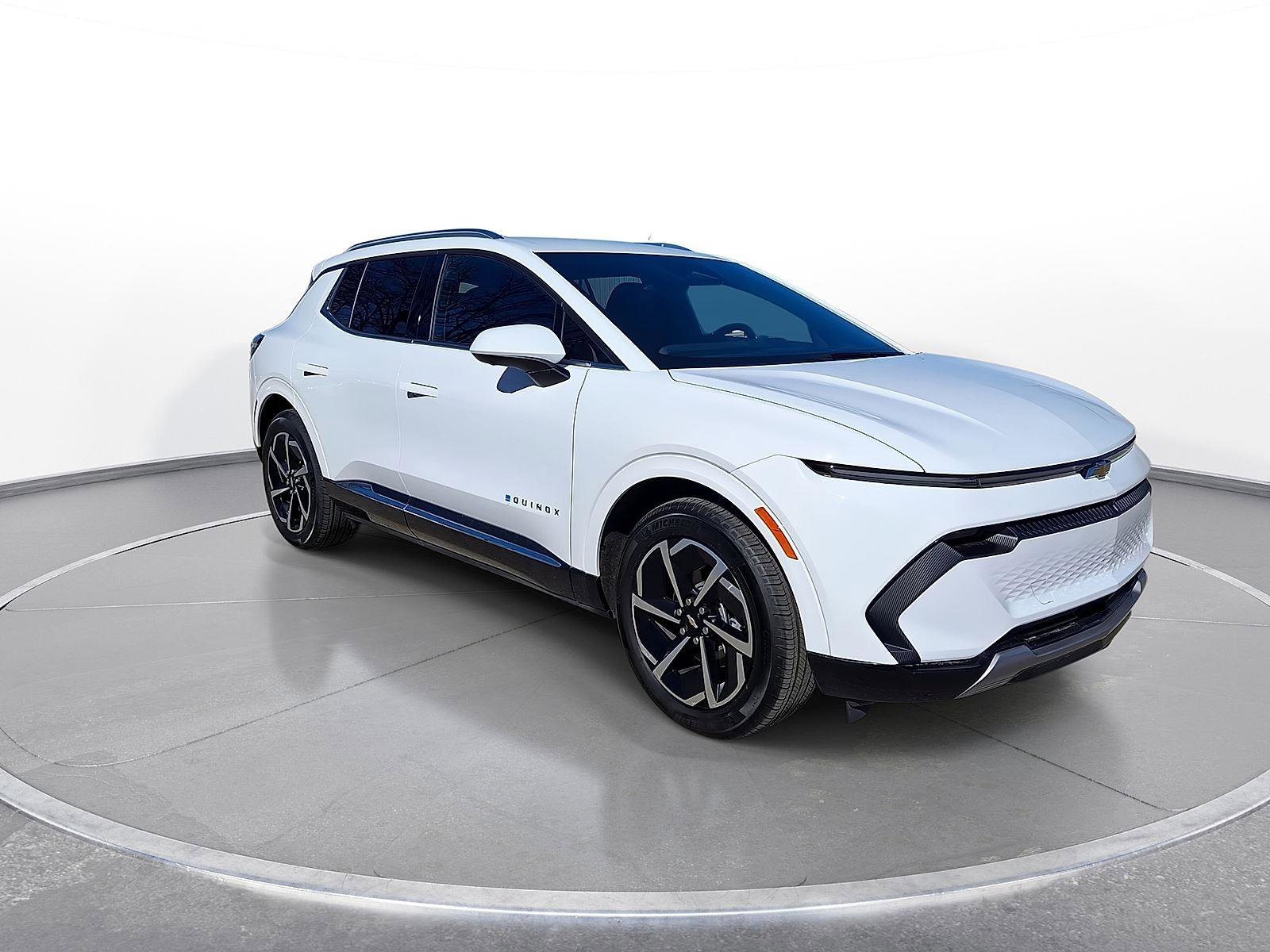 Used 2024 Chevrolet Equinox EV LT image 2