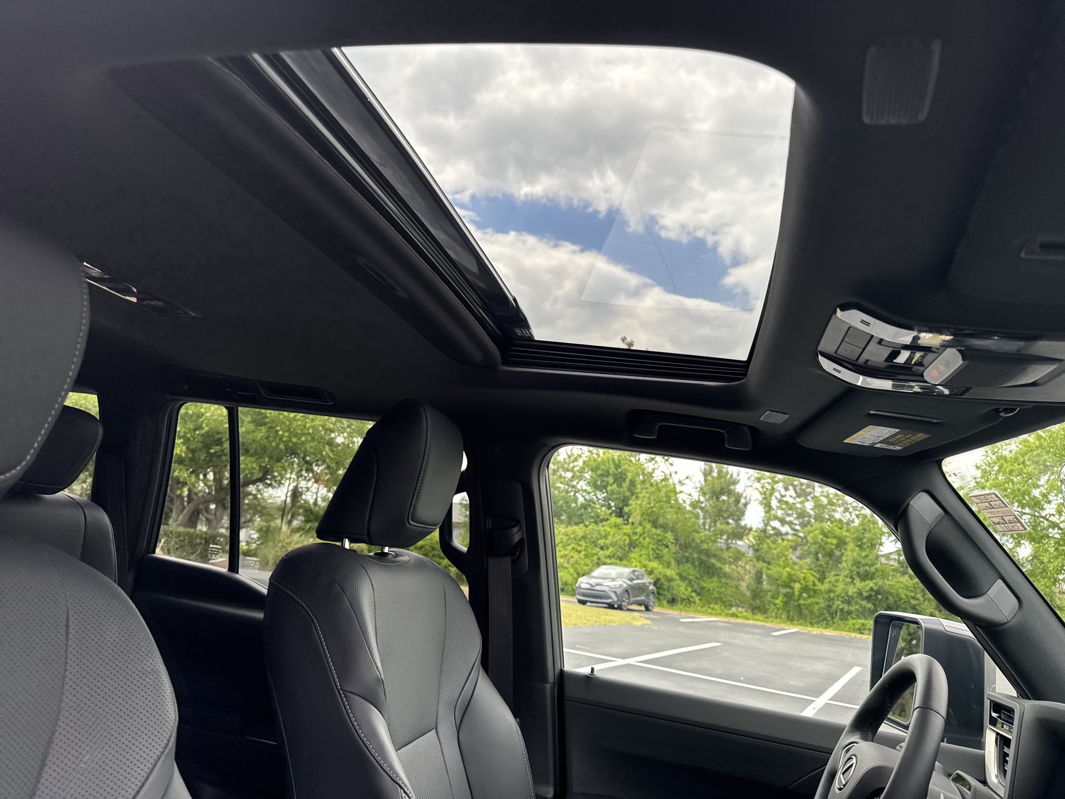Used 2025 Lexus GX 550 w/ Accessory Package (2T) AWD/4WD image 26