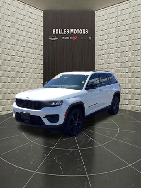 Certified 2023 Jeep Grand Cherokee Altitude AWD/4WD image 9