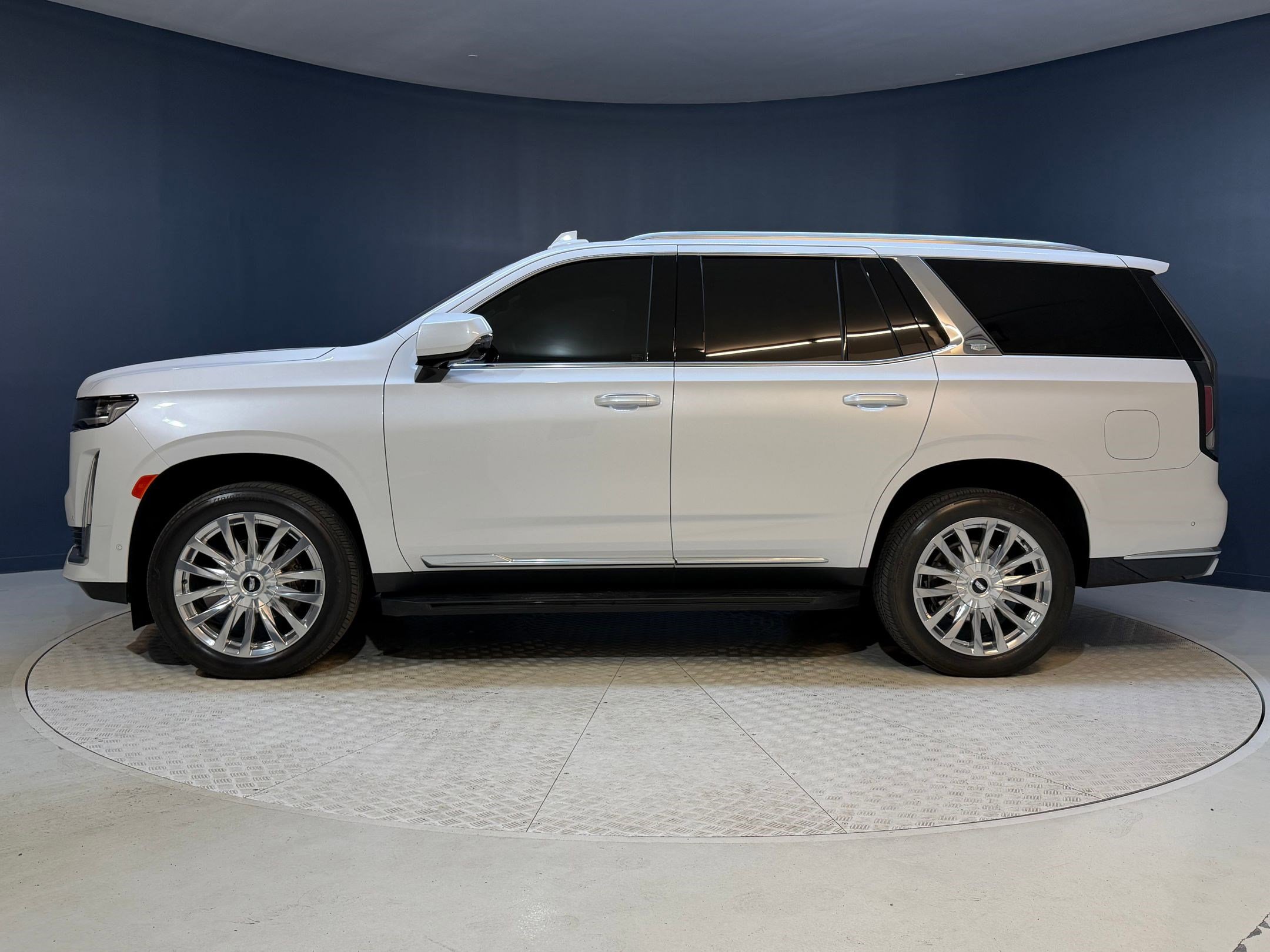 Used 2021 Cadillac Escalade Premium Luxury image 2