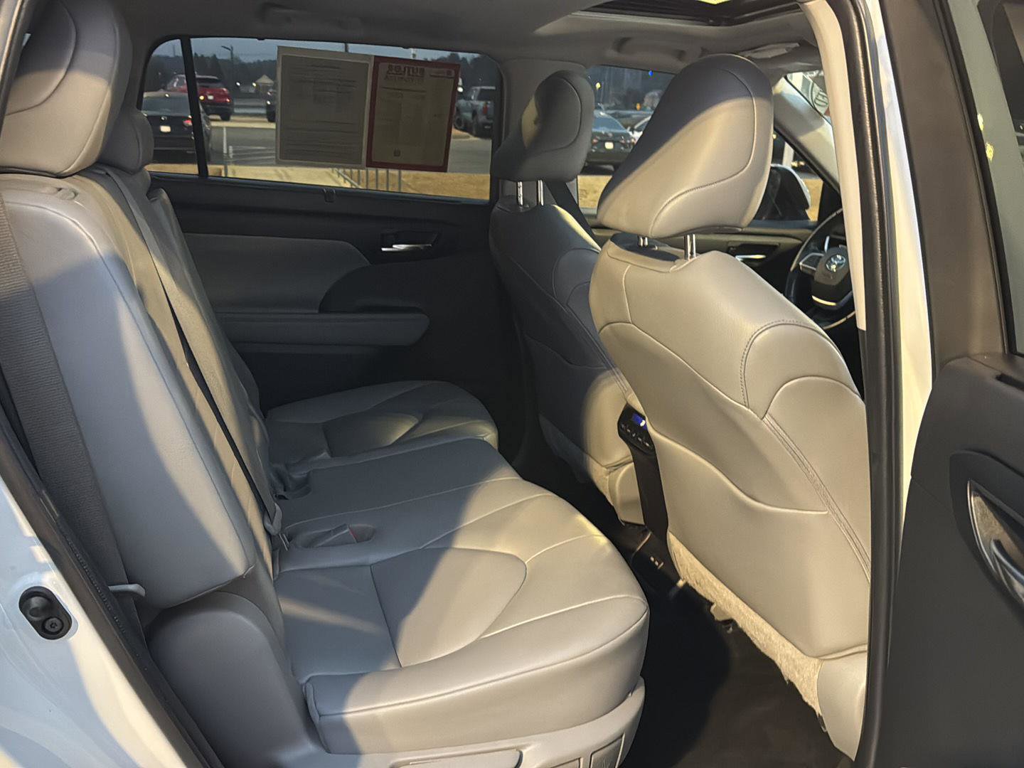 Used 2022 Toyota Highlander XLE image 12