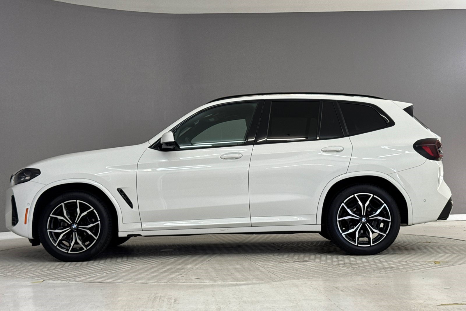 Used 2024 BMW X3 sDrive30i w/ Premium Package RWD image 2