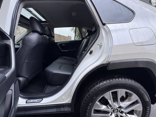 Used 2021 Toyota RAV4 XLE Premium image 24