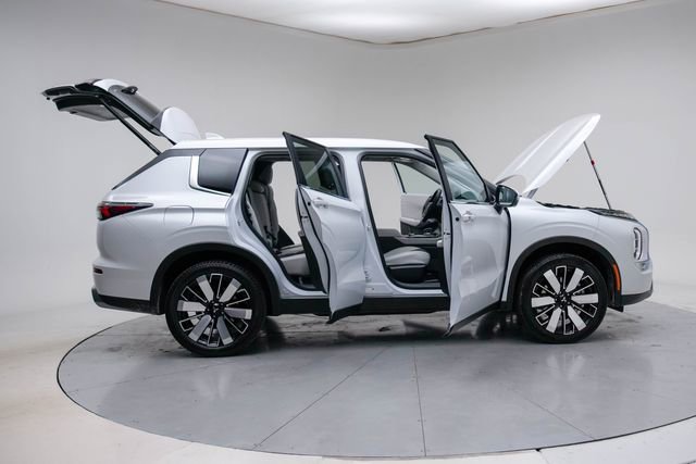 Used 2025 Mitsubishi Outlander SE image 15