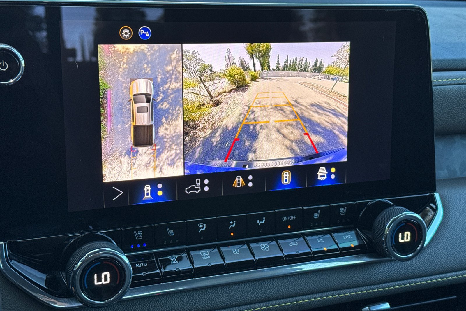 Used 2025 Chevrolet Colorado ZR2 w/ Technology Package AWD/4WD image 18