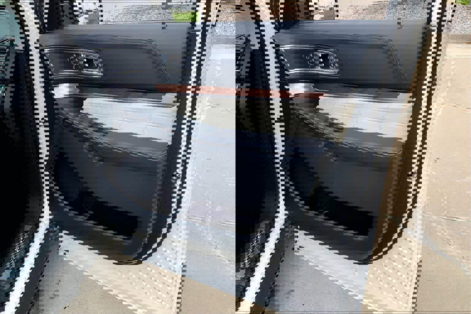 Used 2016 Ford Explorer Platinum image 23