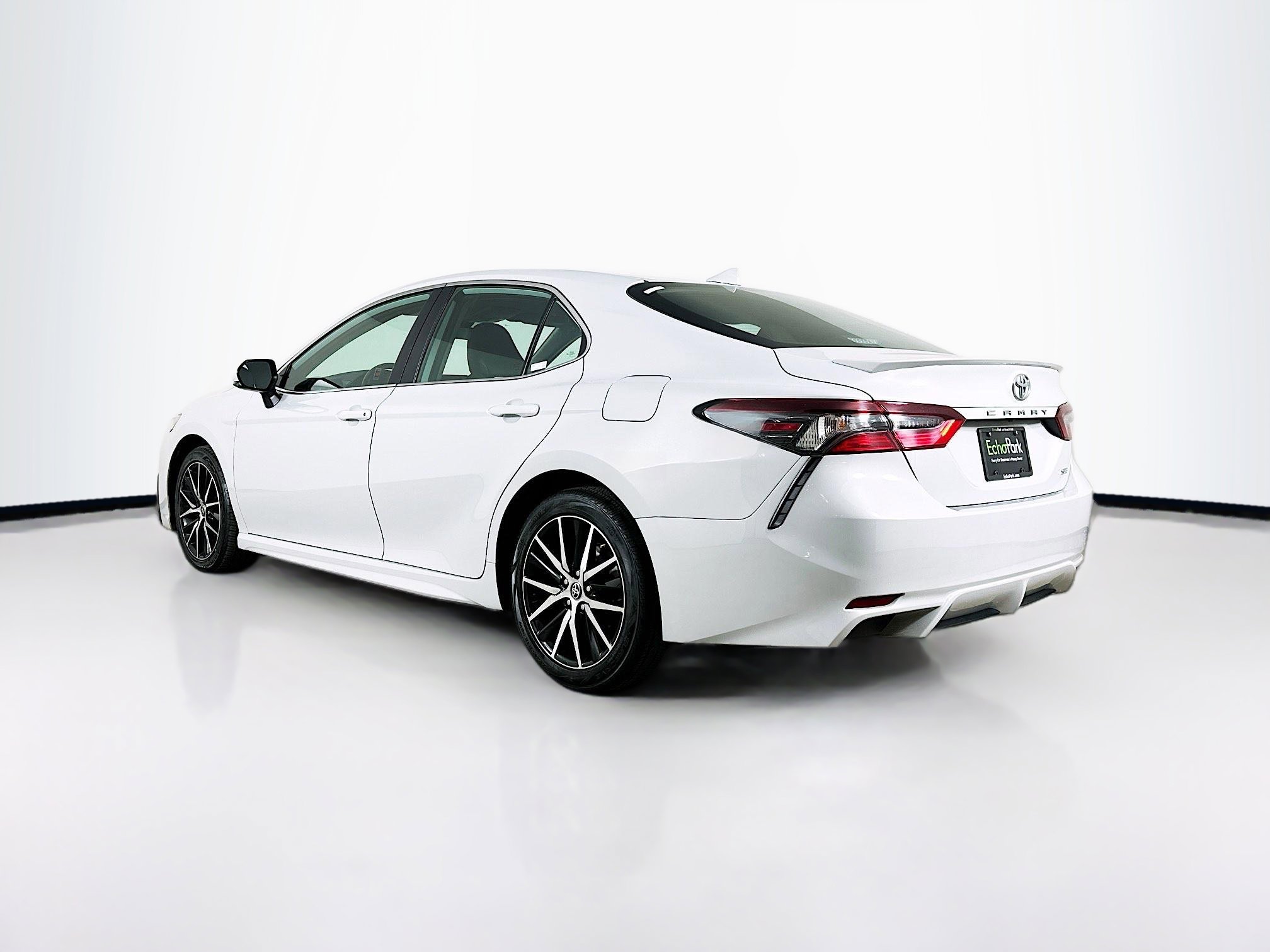 Used 2024 Toyota Camry SE image 5