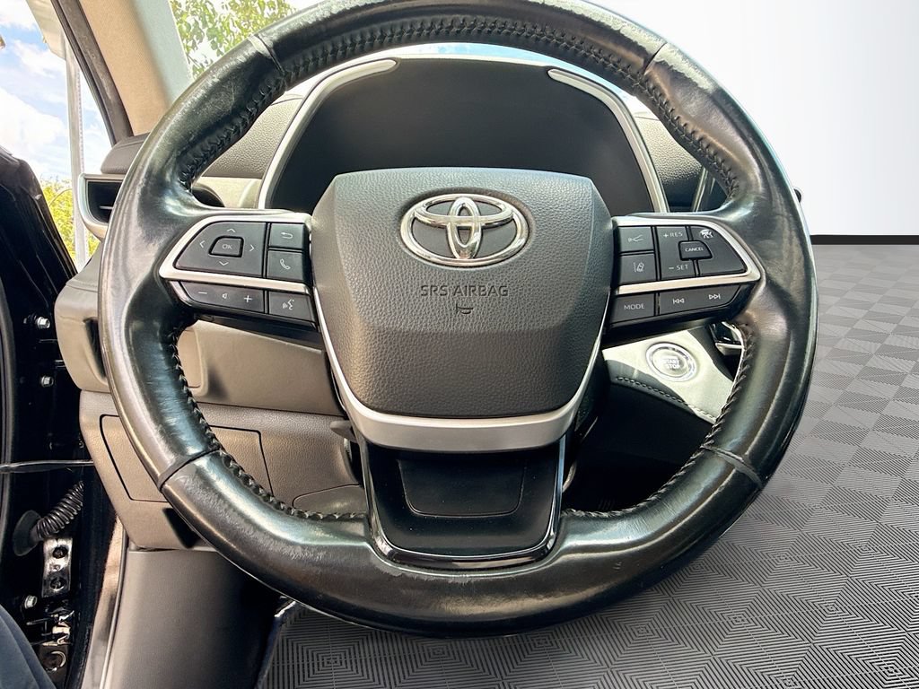 Used 2023 Toyota Highlander XLE FWD image 12