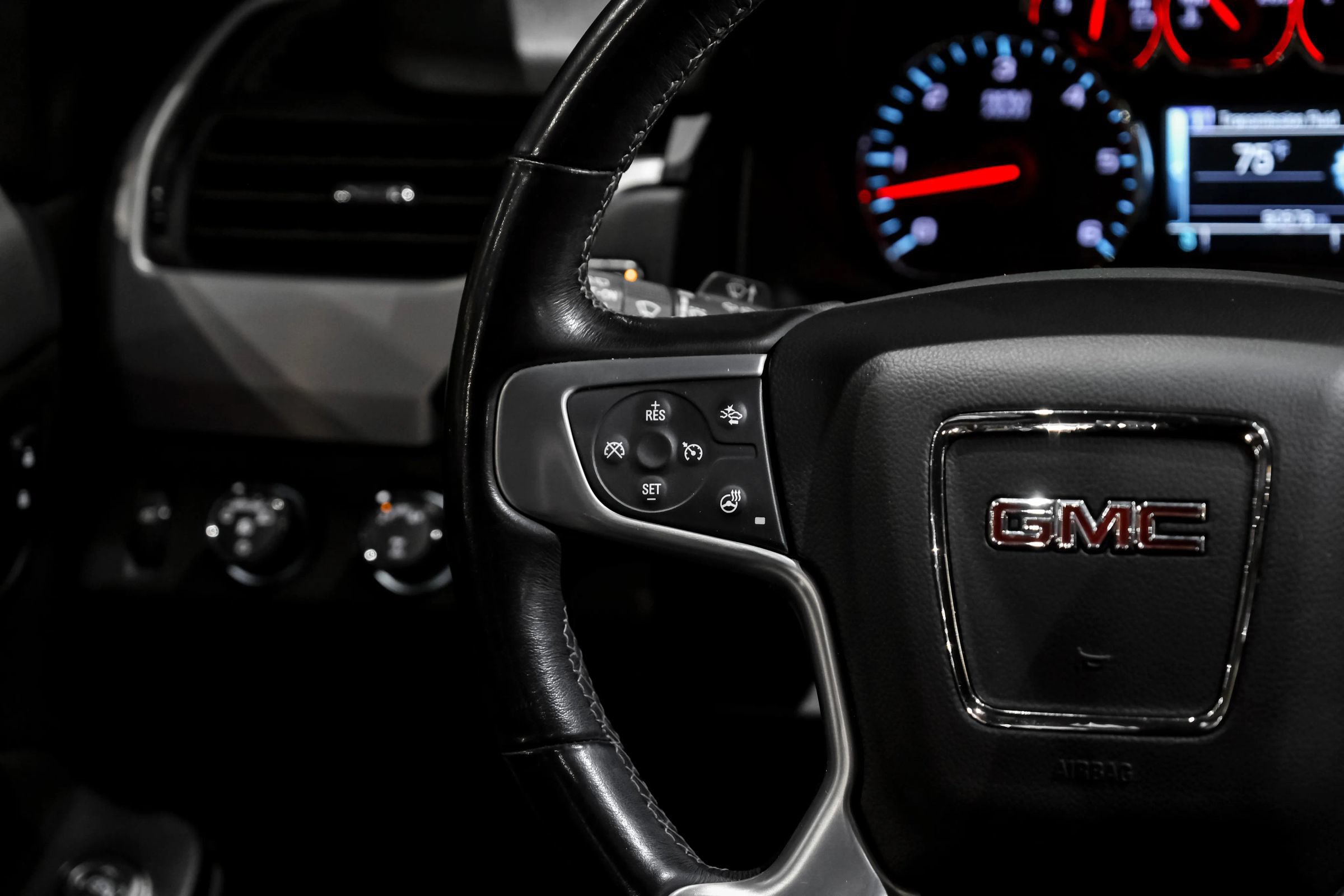 Used 2020 GMC Yukon SLT w/ Open Road Package AWD/4WD image 18
