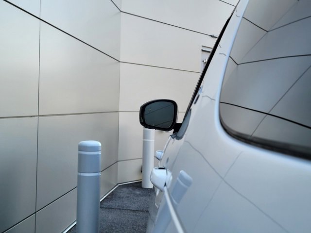 Used 2025 Land Rover Discovery Dynamic SE image 46