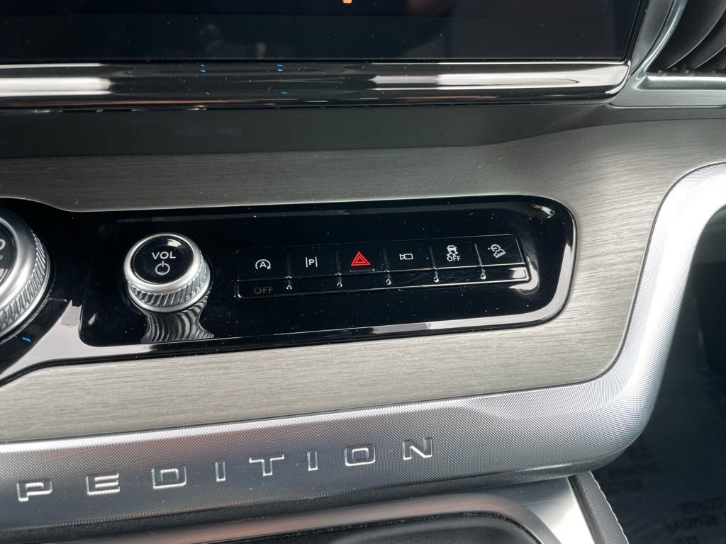 Used 2025 Ford Expedition Platinum AWD/4WD image 12
