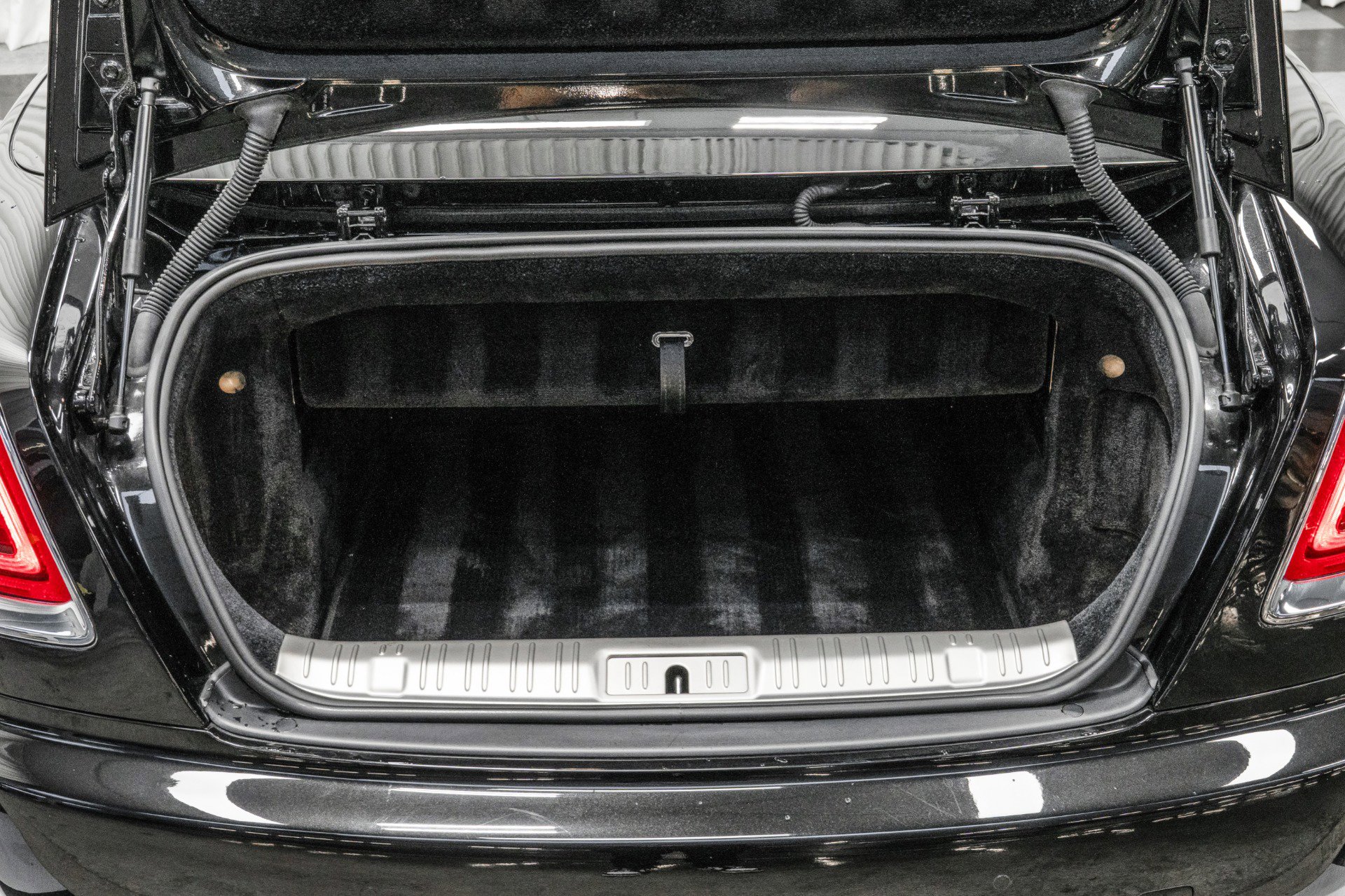 Used 2017 Rolls-Royce Dawn RWD image 17