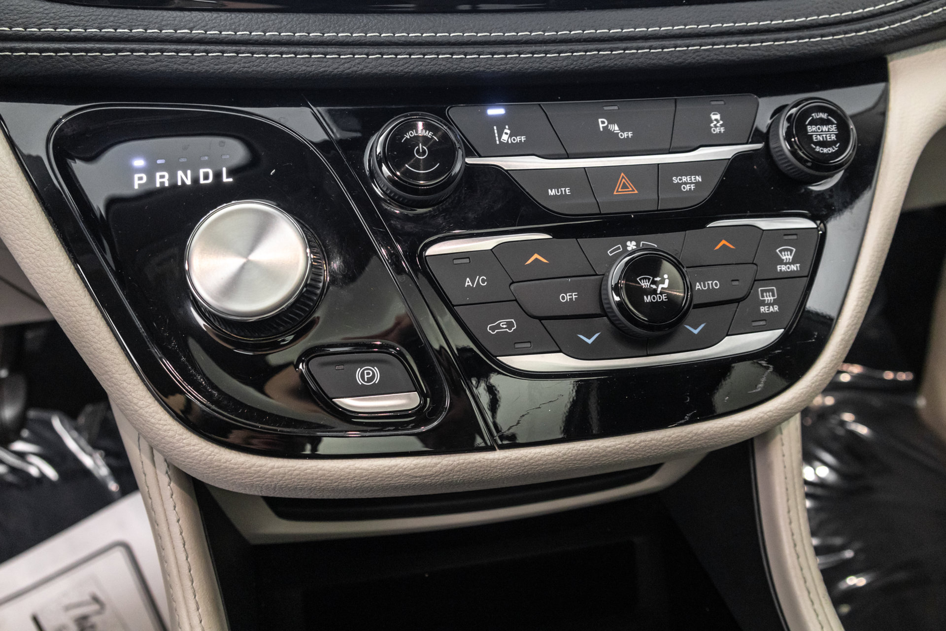 Used 2023 Chrysler Pacifica Limited FWD image 28