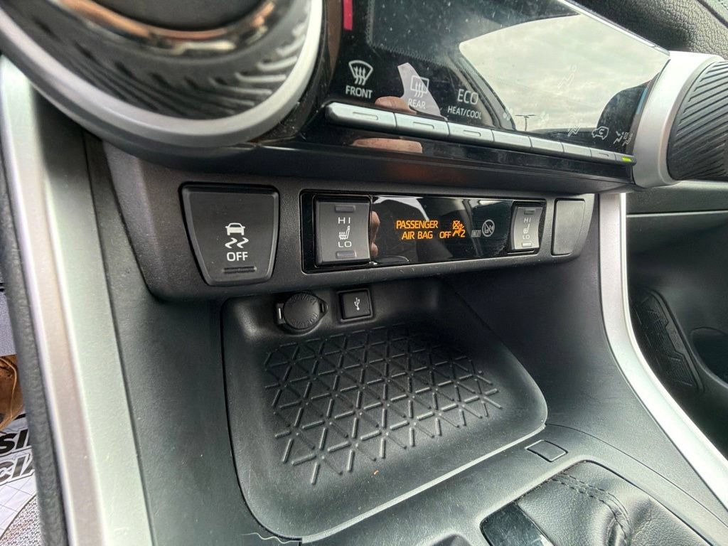 Used 2021 Toyota RAV4 XLE w/ XLE Grade Weather Package AWD/4WD image 25