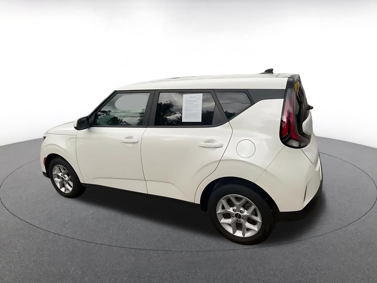 Used 2025 Kia Soul LX w/ LX Technology Package FWD image 9